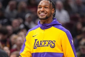 英雄联盟赔率-包含夏洛特黄蜂迎欧篮联关键赛；集结日状态回暖；质疑声仍在；心理建设被强调的词条